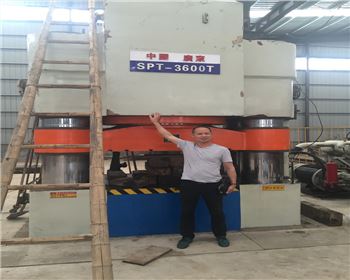 四柱(zhù)液壓機維修(xiū)改造